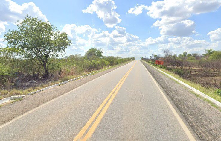 Colisão entre moto e caminhonete deixa ferido na BR-230