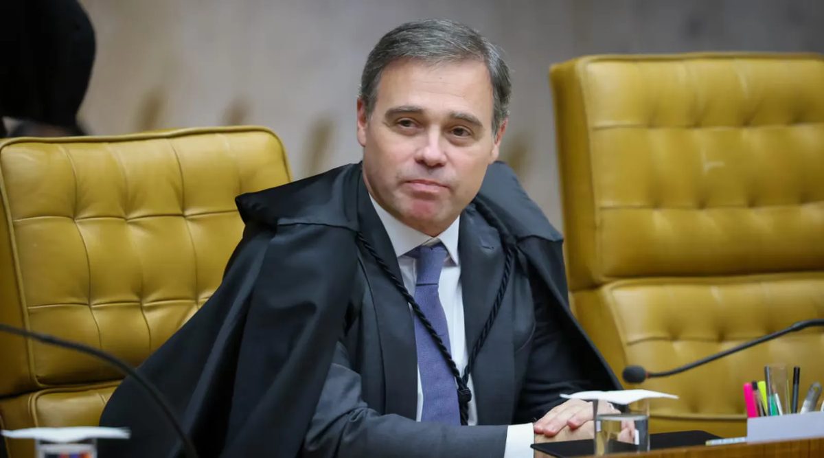 André Mendonça pede sessão presencial no STF sobre mensagens