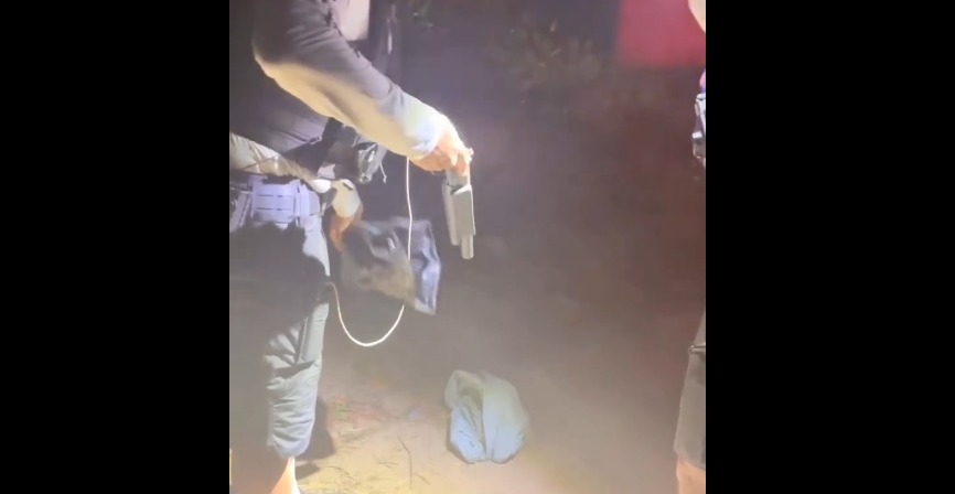 Arma e munições são abandonadas por dupla de moto em Lucena