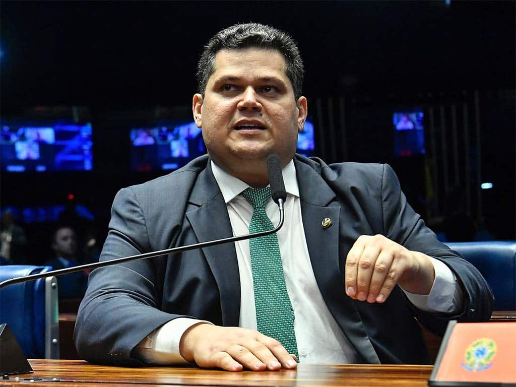 Alcolumbre encaminha PEC do fim da escala 6×1 para análise da CCJ