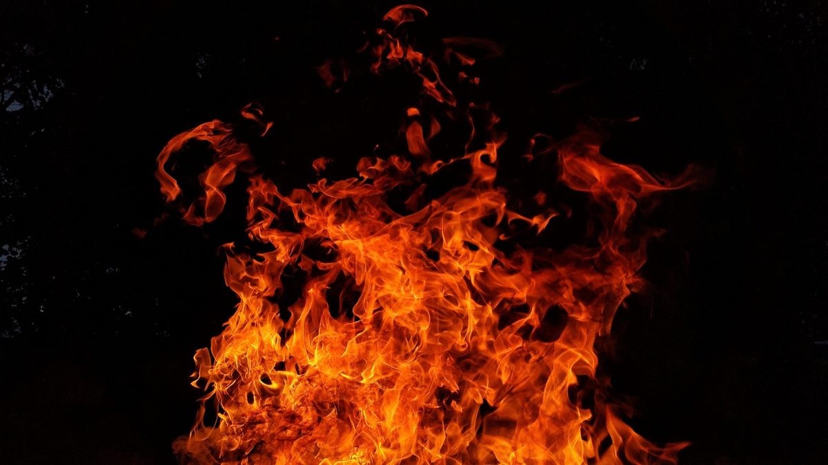 Incêndio atinge carreta com botijões de gás na BR-101