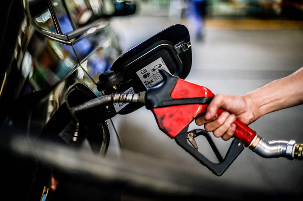 Novas regras da gasolina, fuga e tensão em presídios, bastidores da política: resumo deste sábado