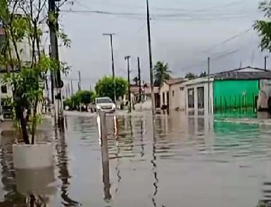 Ruas ficam alagadas em Cruz do Espírito Santo após fortes chuvas