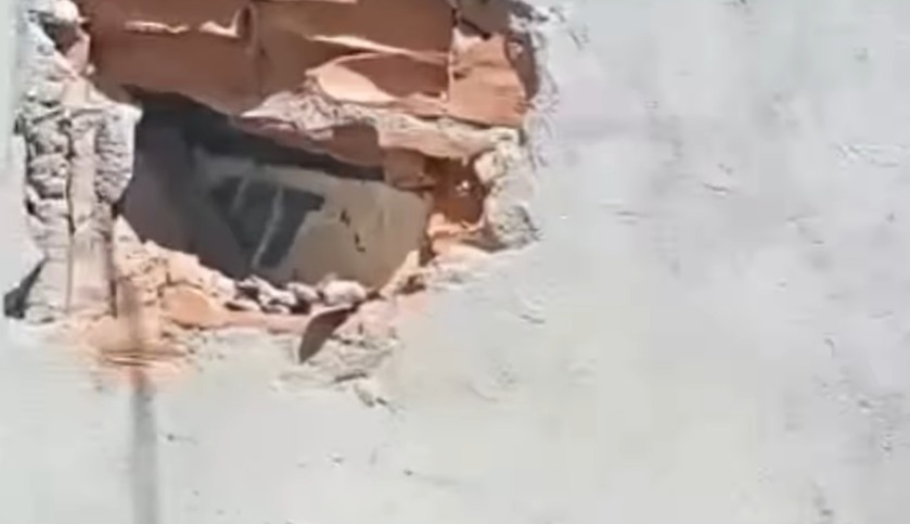 Carreta derruba muro e acerta poste em Patos