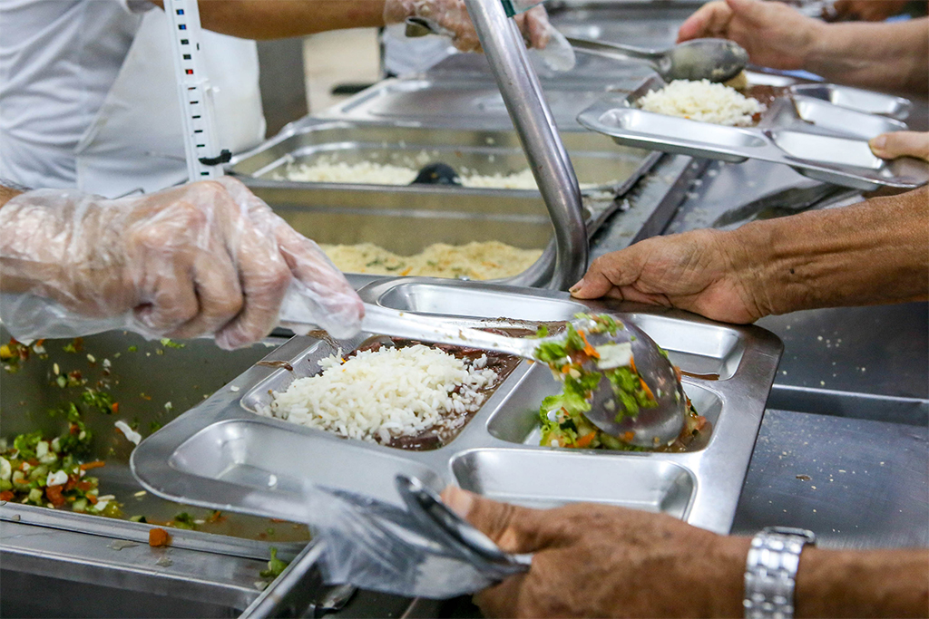 Alimentação pode influenciar o humor, o sono e a sensação de bem-estar; entenda