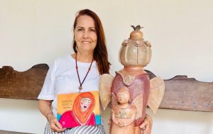 Gina Dantas lança livro de poesia e abre exposição em João Pessoa