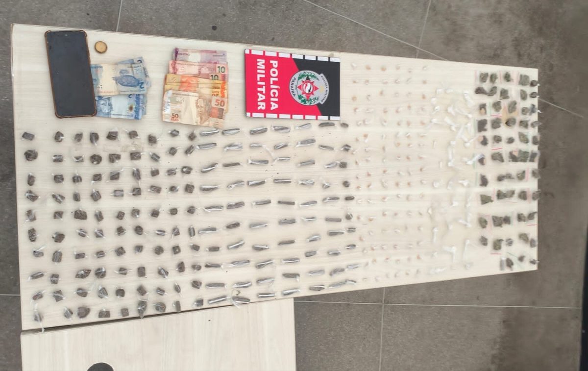 Polícia Militar apreende mais de 300 porções de drogas em Cajazeiras