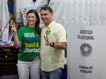 Flávio Bolsonaro vota no Rio e acredita que pode ser eleito no 1º turno