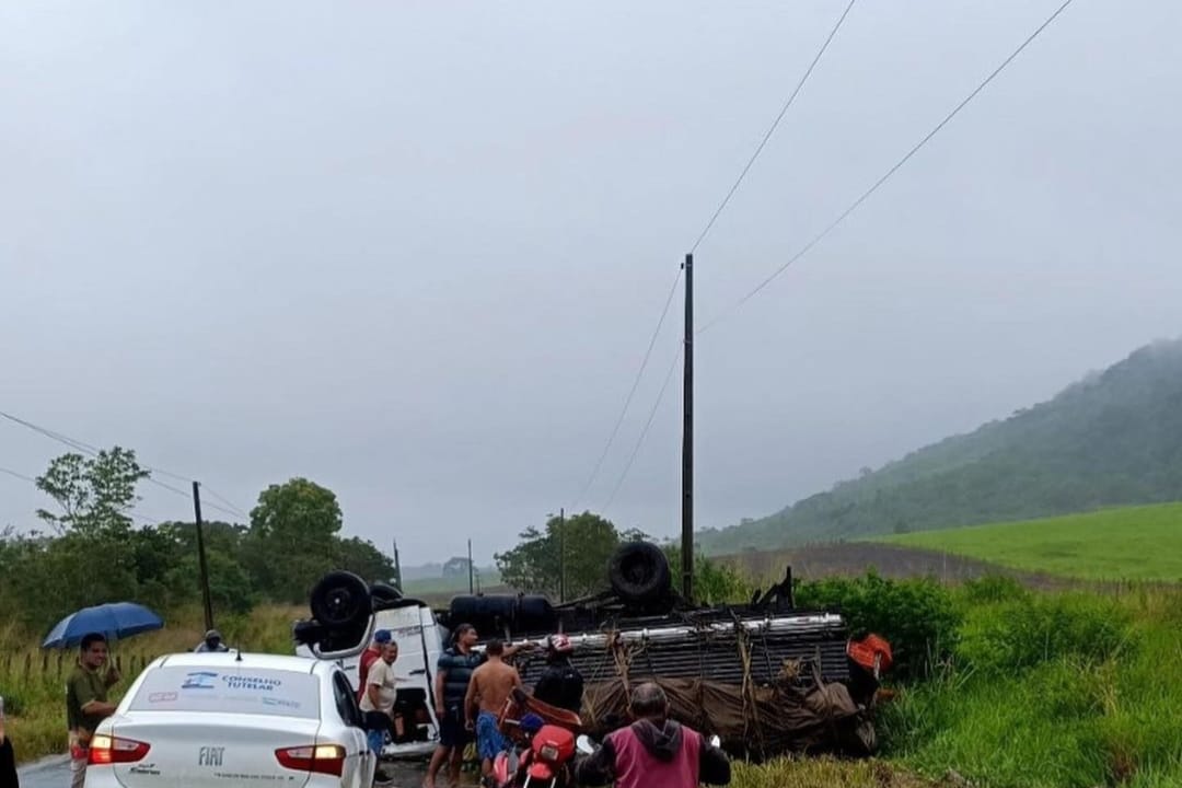 Caminhão capota na rodovia PB-075 entre Alagoinha e Cuitegi