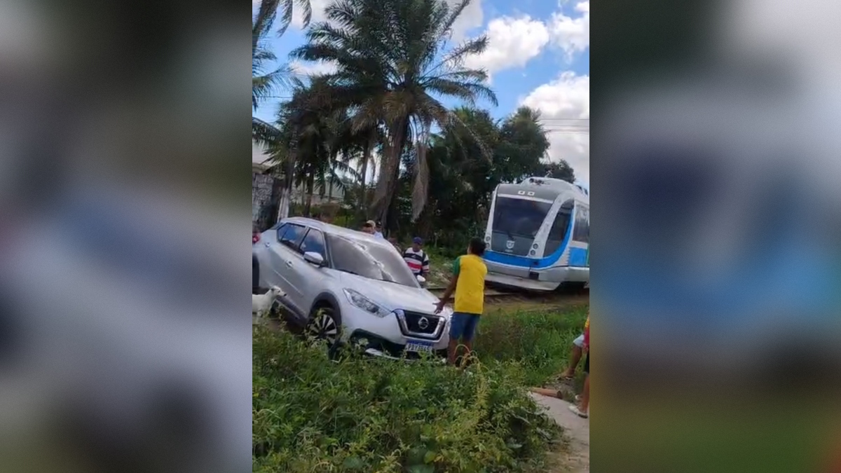 Carro preso em vala nos trilhos atrasa VLT em Bayeux