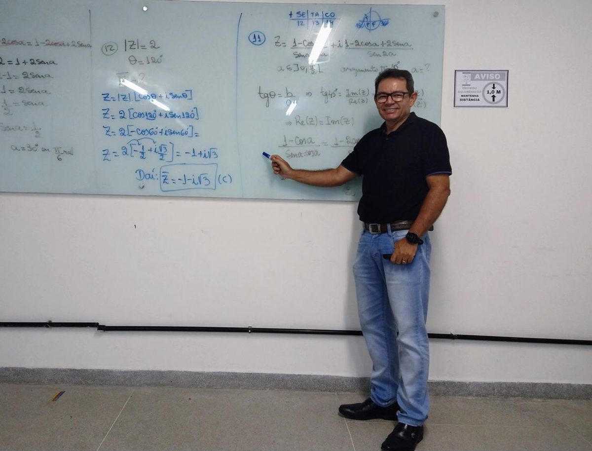 Professor une mais de três décadas de docência à carreira médica