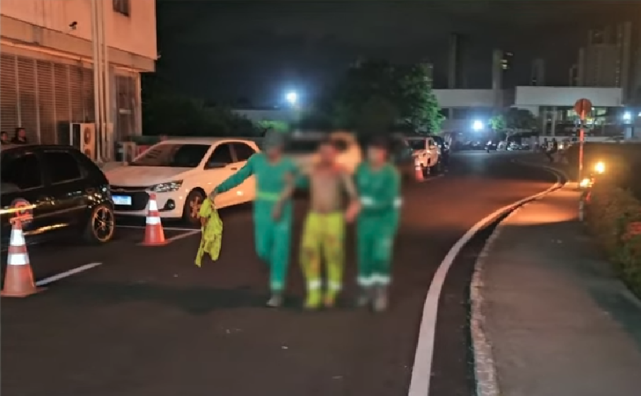 Agente de limpeza é agredido por moradores durante protesto em João Pessoa