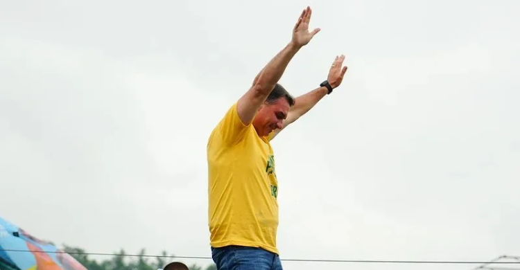 Flávio Bolsonaro projeta receber faixa de Jair Bolsonaro
