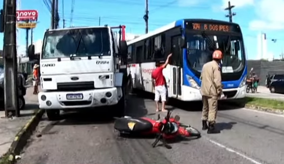 Quatro pessoas ficam feridas em acidente na Avenida Tancredo Neves, em João Pessoa