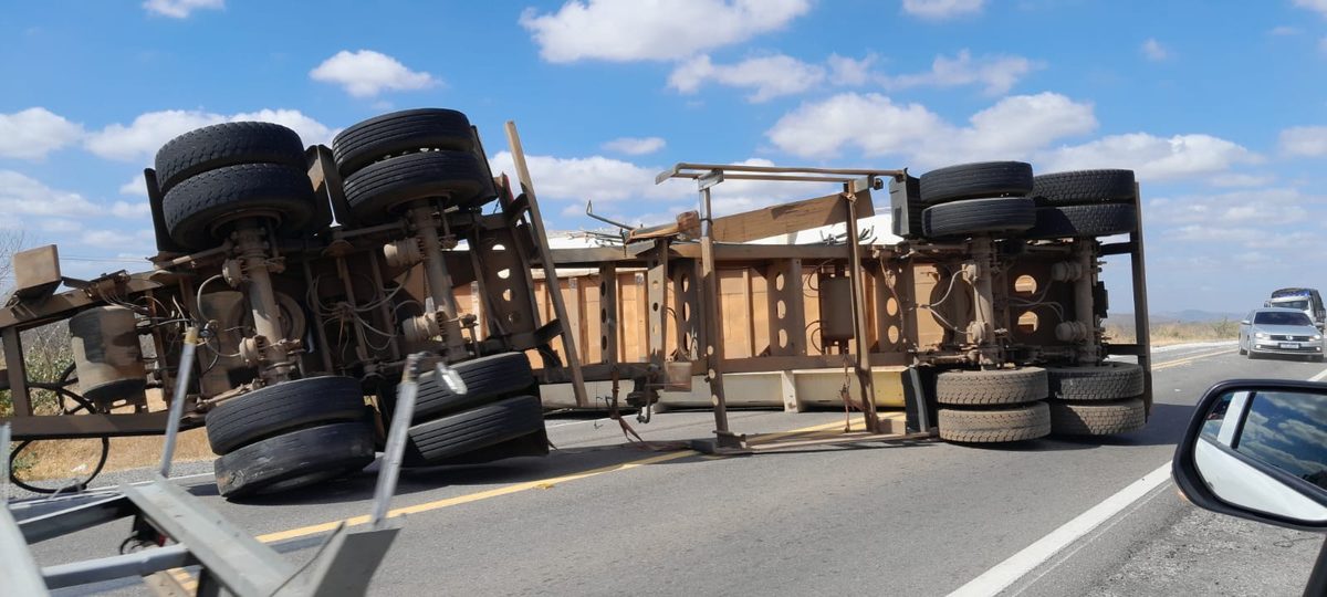 Batida entre carretas bloqueia rodovia federal em Campina Grande