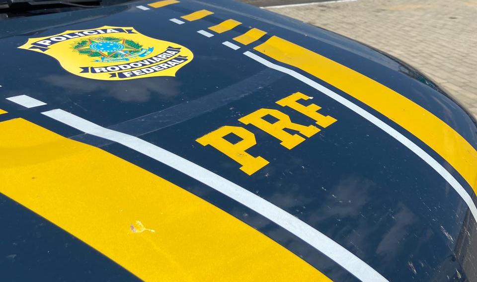 Adolescente morre em batida entre moto e caminhão na BR-230