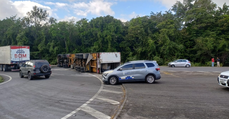 Carreta-baú tomba e bloqueia faixas da BR-230; motorista não fica ferido