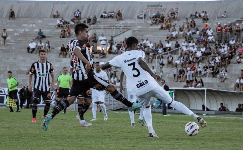 Botafogo PB e Treze em campo de futebol disputando a bola.