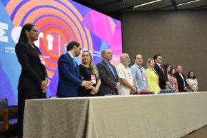 Participantes da abertura da I Conferência Estadual de Ciência, Tecnologia e Inovação em pé na frente da mesa de honra, incluindo José William Montenegro Leal e outros representantes de instituições da Paraíba, em Campina Grande.