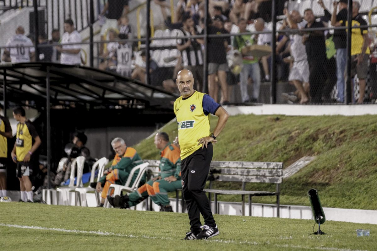 Botafogo-PB demite Cristian de Souza